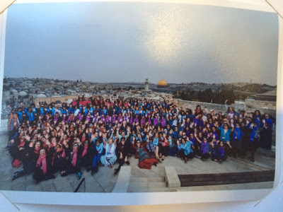 מסע נובמבר 2015, JWRP, על גג Aish בירושלים, על רקע הר הבית. הישראליות עם צעיף כתום. תאמינו לי שעבדו הרבה זמן לארגן אותנו בתוך צילום אחד. גם אם אתם לא רואים לפרטים – לא נורא, העיקר שתרגישו את אחוות האמהות ואת העוצמה.