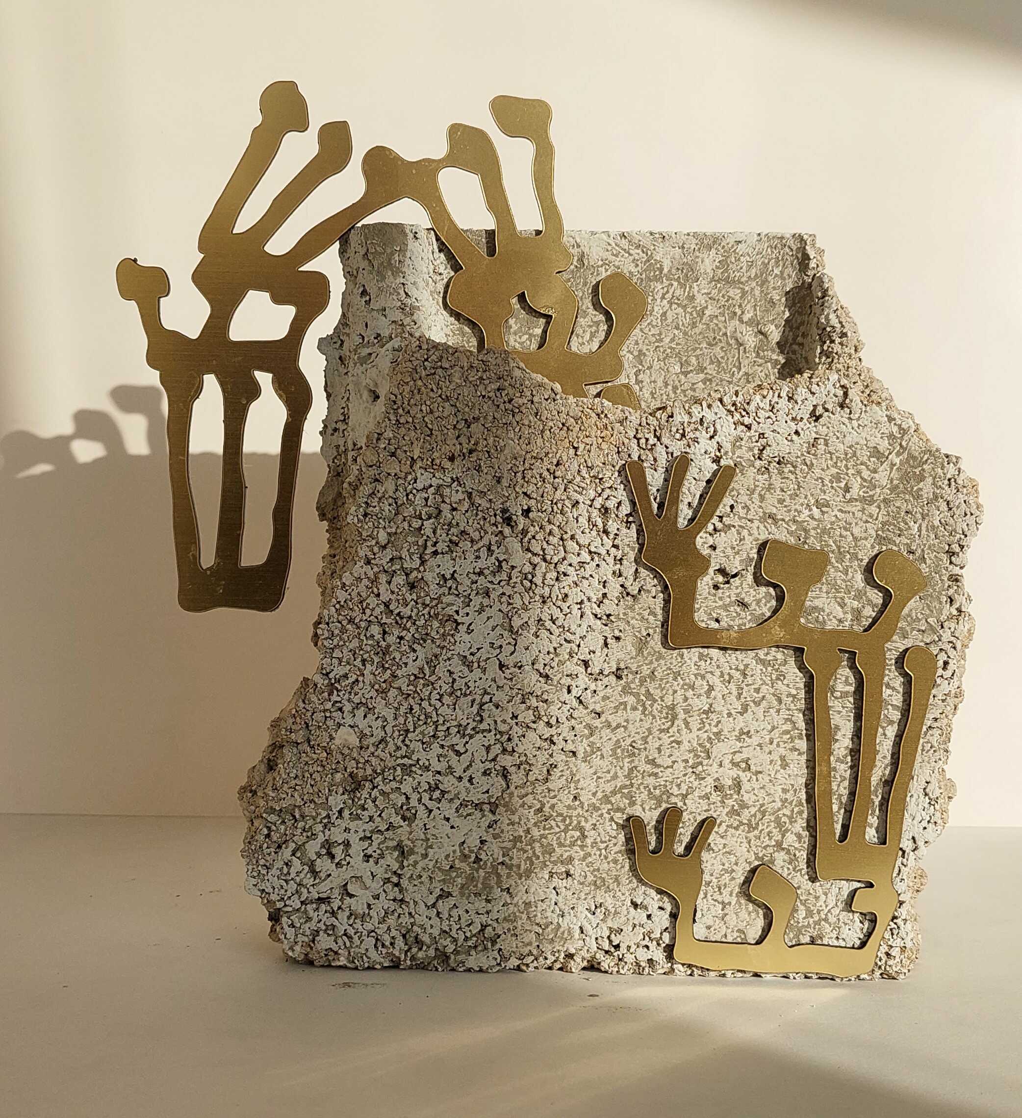 מחפשת תפילה מבין השברים, טכניקה מעורבת, 2023